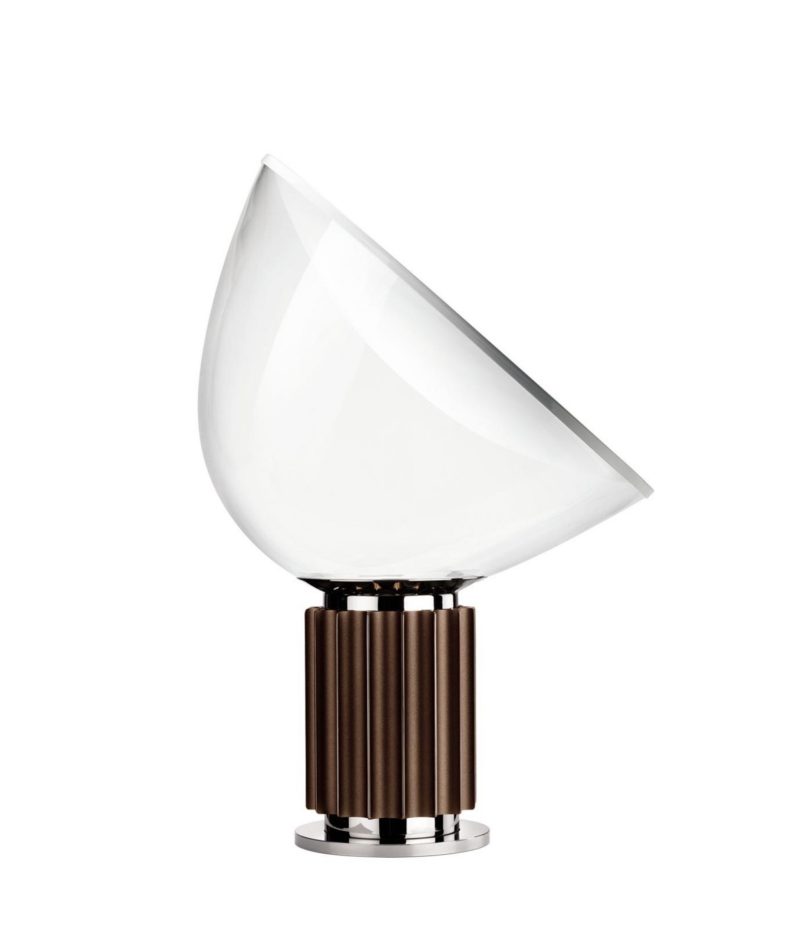 Taccia Tischleuchte von Flos: Moderne Lampe mit Glasschirm und geriffeltem, braunem Sockel. Design Tischleuchte.